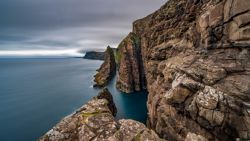 Espectaculares acantilados y rocas en Bosdalafossur