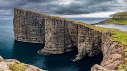 Los espectaculares acantilados de Sorvagsvatn vistos subiendo por la ladera contraria