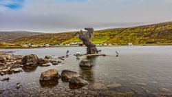 La estatua del caballo sobre el lago en el lago Sorvagsvatn