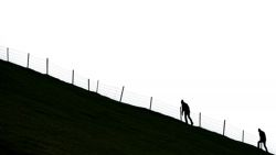 Inclinada y resbaladiza la ruta de subida en Gjogv