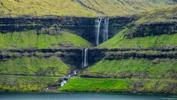 La cascada más conocida de Feroe, Fossa desde el otro lado del Fiordo