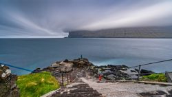 Vista superior de la estatua de la mujer foca un día cualquiera de tormenta