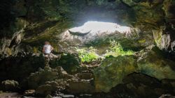 Fotografía: Ana Te Pahu, la solitaria la cueva de los plátanos