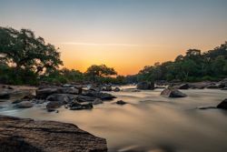 Anochecer con paz y tranquilidad bajo un río en Malawi