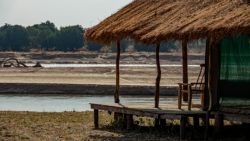 Nuestras cabañas con vistas al río Luangwa, lleno de hipopótamos y cocodrilos