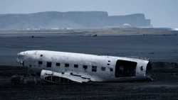 Así luce el avión abandonado con los icónicos paisajes de Vik al fondo