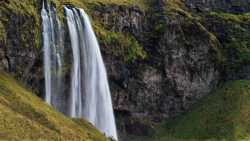 Seljalandfoss desde la distancia con alguien observándola