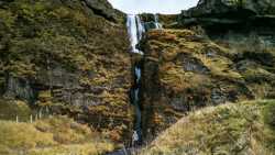 Gljufrafoss, pegada a Seljalandsfoss, obligatoria de visitar