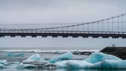 Bocana de salida de icebergs en Jokulsarlon hacia la playa de los diamantes