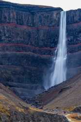 Esta es la tercera cascada más alta de Islandia con 128 metros, Hengifoss