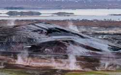 Así es el lago Myvatn, casas, fumarolas, agua y cráteres