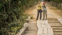 Fotografía: Esther y clemen en puente de madera del pantanal