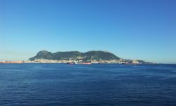 Vista panorámica del Peñón de Gibraltar desde el mar  