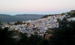 Vista panorámica de Chefchaouen al anochecer  