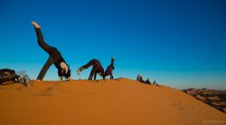 Haciendo yoga en el desierto