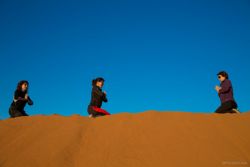 Haciendo yoga en las dunas