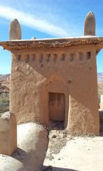 Antigua torre de adobe en una región desértica  