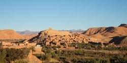 Vista panorámica de Ait Benhaddou al atardecer  