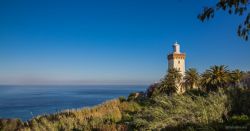 Faro de Cap Spartel con vista al mar y vegetación en Tánger, Marruecos 