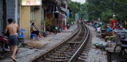 Ferrocarril atravesando zonas pobladas en hanoi