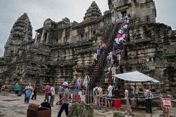 Escalera para subir arriba en Angkor wat, ojo, ni tirantes ni pantalones cortos