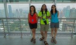 La visita hace una parada en el pasillo del medio de las torres Petronas
