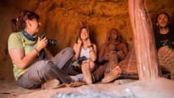 Dentro de una tienda Himba nos explican de todo