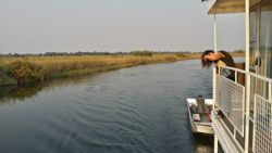 Barco flotante para dormir en el Okavango
