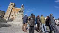 Plaza en Trujillo con la estatua de Pizarro y turistas