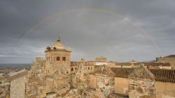 Arco iris sobre casco antiguo en Cáceres