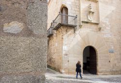 Típicos balcones en esquina en Cáceres