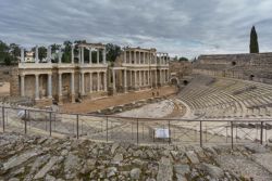 Teatro Romano de Mérida con cielo nublado