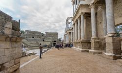 Turistas en el Teatro Romano de Mérida, vaya dimensiones