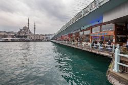 Puente Gálata, con muchisimos pescadores en Estambul