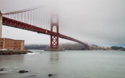 El Golden Gate cubierto de niebla