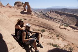 Sentados con el Delicate Arch de fondo