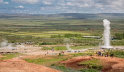 Geyser en Islandia con muchos turistas