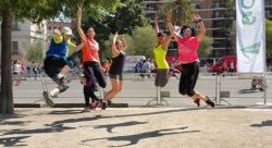 Fotografía: Tradicional salto al final de la Volta a Peu