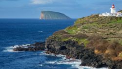 Un faro y la isla de las Cabras en Terceira