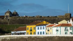 Las casas y sus colores con el fuerte en Terceira